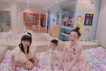 Biệt thự trăm tỷ có cả khu vui chơi cho con của Huyền Baby