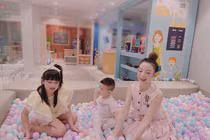 Biệt thự trăm tỷ có cả khu vui chơi cho con của Huyền Baby