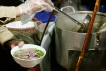 "Kỳ lạ" những hàng ăn hút khách phải xếp số như thời bao cấp ở Hà Nội