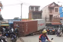 Kinh hoàng thùng xe container bất ngờ lật ngang giữa đường