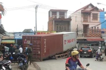 Kinh hoàng thùng xe container bất ngờ lật ngang giữa đường