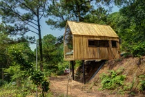 Nhà gỗ tiện nghi ở ngoại thành Hà Nội gây choáng báo Tây