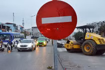 Kinh hoàng cảnh phương tiện chạy ngược chiều trên đường Nghi Tàm