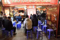 Dậy từ 3h sáng để xếp hàng mua vàng ngày Vía Thần Tài