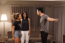 Đi chợ về, tôi bất ngờ nghe tiếng đồ đạc vỡ loảng xoảng trong nhà