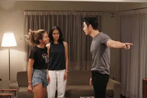 Đi chợ về, tôi bất ngờ nghe tiếng đồ đạc vỡ loảng xoảng trong nhà