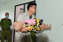 Bé gái 4 tuổi bị đánh tử vong vì nghịch nước trong nhà vệ sinh