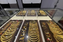 Giá vàng xuống dưới 69 triệu đồng/lượng, nhưng độ vênh vẫn lớn