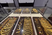 Giá vàng xuống dưới 69 triệu đồng/lượng, nhưng độ vênh vẫn lớn