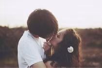 Chồng bạn thân mời tôi đến nhà ăn tối khi vợ vắng nhà