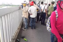 Thanh niên nghi uống thuốc diệt cỏ rồi nhảy sông Hồng