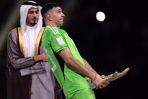 Thủ môn xuất sắc nhất World Cup 2022 bán găng tay kiếm tiền 