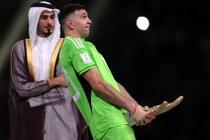 Thủ môn xuất sắc nhất World Cup 2022 bán găng tay kiếm tiền 