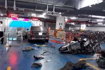 Cho thôi việc bảo vệ lái Mercedes Maybach tông loạt xe máy trong hầm chung cư