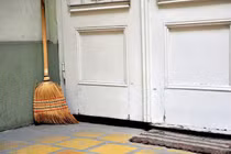 Lỗi phong thủy đặt chổi sai vị trí khiến tài lộc bị quét sạch