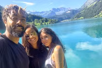 Anh chàng số hưởng, yêu 1 lúc 2 cô, đi du lịch khắp nơi với tình tay ba hạnh phúc 