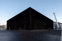 Mục sở thị tòa nhà “đen nhất thế giới”