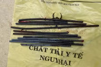 Kinh hoàng: Va chạm với xe ba gác, thanh niên bị 11 thanh sắt dài đâm xuyên chân