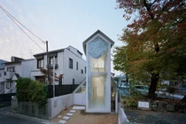 Thiết kế dạng cong độc đáo, nhà siêu mỏng vẫn hề bí bách