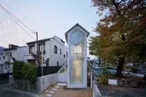 Thiết kế dạng cong độc đáo, nhà siêu mỏng vẫn hề bí bách