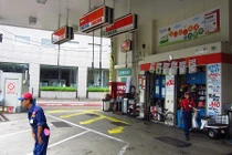 Ngỡ ngàng khách được phục vụ như Vua tại những cây xăng ở Nhật