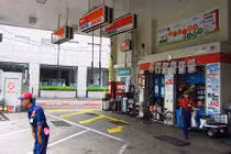 Ngỡ ngàng khách được phục vụ như Vua tại những cây xăng ở Nhật