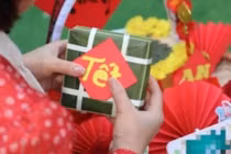 Vợ chuẩn bị quà Tết cho mẹ đẻ có phong bì 2 triệu