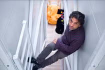 Tiện nghi bất ngờ bên trong ngôi nhà rộng chưa đến 1 mét