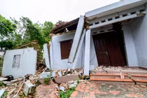 Hàng loạt ngôi nhà nứt toác, đổ sập vì nằm sát mỏ đất sét ở Hạ Long