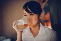 Thực hư việc bà bầu uống bia sinh con da trắng hồng, sạch sẽ