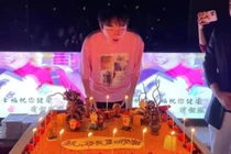 Thú chơi đốt tiền của thiếu gia đeo đồng hồ tiền tỷ cho chó