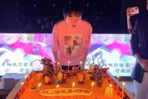 Thú chơi đốt tiền của thiếu gia đeo đồng hồ tiền tỷ cho chó