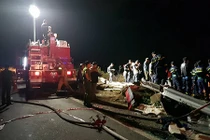 Xe bồn lao xuống vực trên đèo Hải Vân, tài xế chết cháy