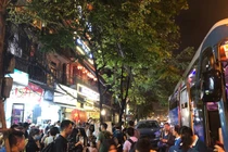 Du khách tiếp tục đổ dồn về Sa Pa tận hưởng tiết trời 'đông giữa hè'