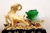 Loạt sản phẩm phong thủy đắt như tôm tươi dịp vía Thần Tài