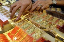 Giá vàng trong nước giảm bất chấp đà tăng của thế giới