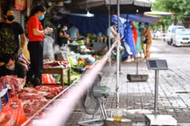 Chợ Ngã Tư Sở vắng vẻ khi được nhận định có thể là nguồn lây nhiễm