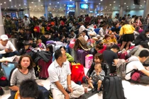 Máy bay liên tục trễ chuyến, hàng nghìn khách vạ vật ở Tân Sơn Nhất