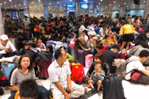 Máy bay liên tục trễ chuyến, hàng nghìn khách vạ vật ở Tân Sơn Nhất