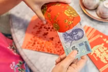 Không được nhận lì xì nhà nội vì bố mẹ chưa làm đám cưới 