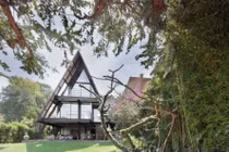 Nhà ven sông độc đáo với thiết kế hình chữ A