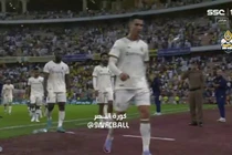 Ronaldo nổi điên đá chai nước sau trận thua, khán giả hô tên Messi