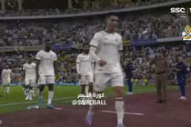 Ronaldo nổi điên đá chai nước sau trận thua, khán giả hô tên Messi