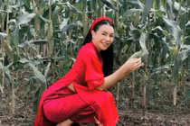 Trà Ngọc Hằng tạo dáng kém sang dù mặc áo dài