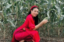 Trà Ngọc Hằng tạo dáng kém sang dù mặc áo dài