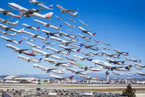 Khoảnh khắc hàng trăm máy bay cùng cất cánh... như “tắc đường hàng không“