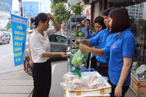 Thịt ngon rẻ, người Hà Nội vác cả chục cân về ăn dần