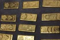 Két chứa tiền tấn, vàng thỏi la liệt dưới giường 