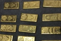 Két chứa tiền tấn, vàng thỏi la liệt dưới giường 