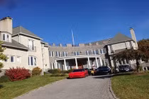 Lâu đài của vợ chồng ca sĩ Hà Phương lộng lẫy gây choáng cỡ nào?